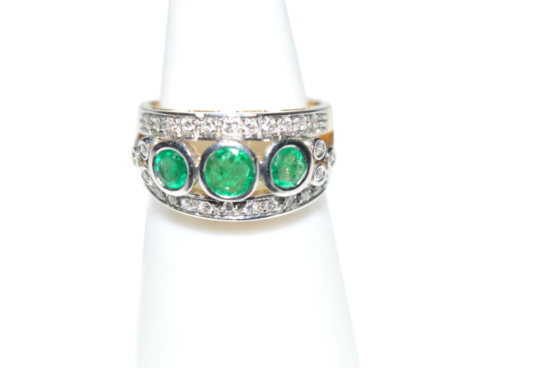 Brilliant ring with emerald18Kt gold ring with diamonds, approx. 0.65ct and emeralds, approx. 0. - Bild 2 aus 3