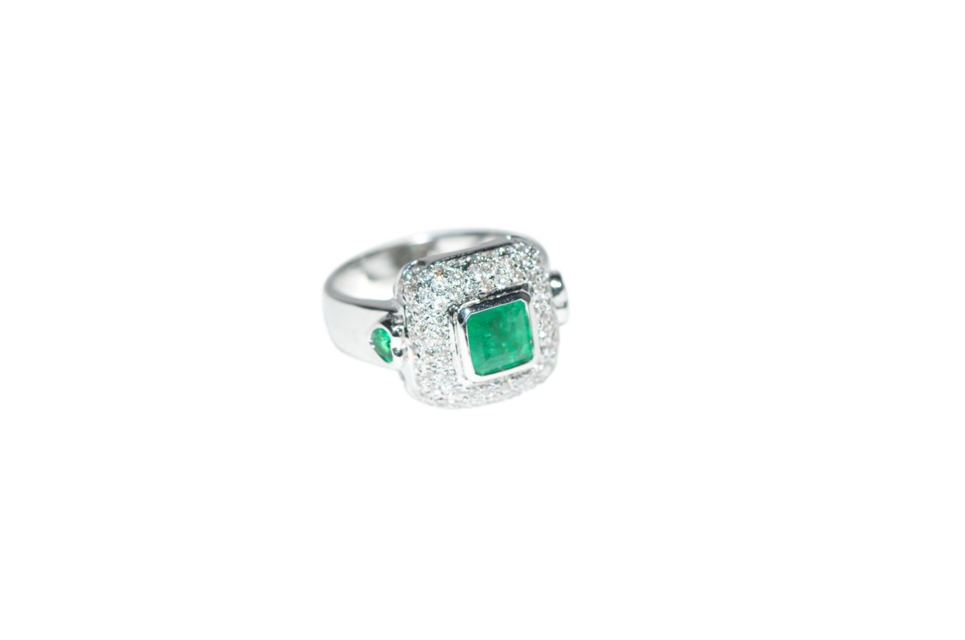 Brilliant ring with emerald18kt white gold ring with brilliants, total carat weight approx. 0.87ct - Bild 2 aus 3