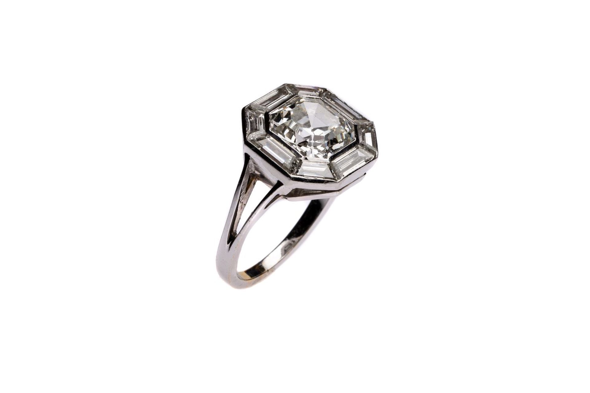 Diamond ring18kt white gold ring with an Asshercut diamond, total carat weight approx. 2.5 ct, and