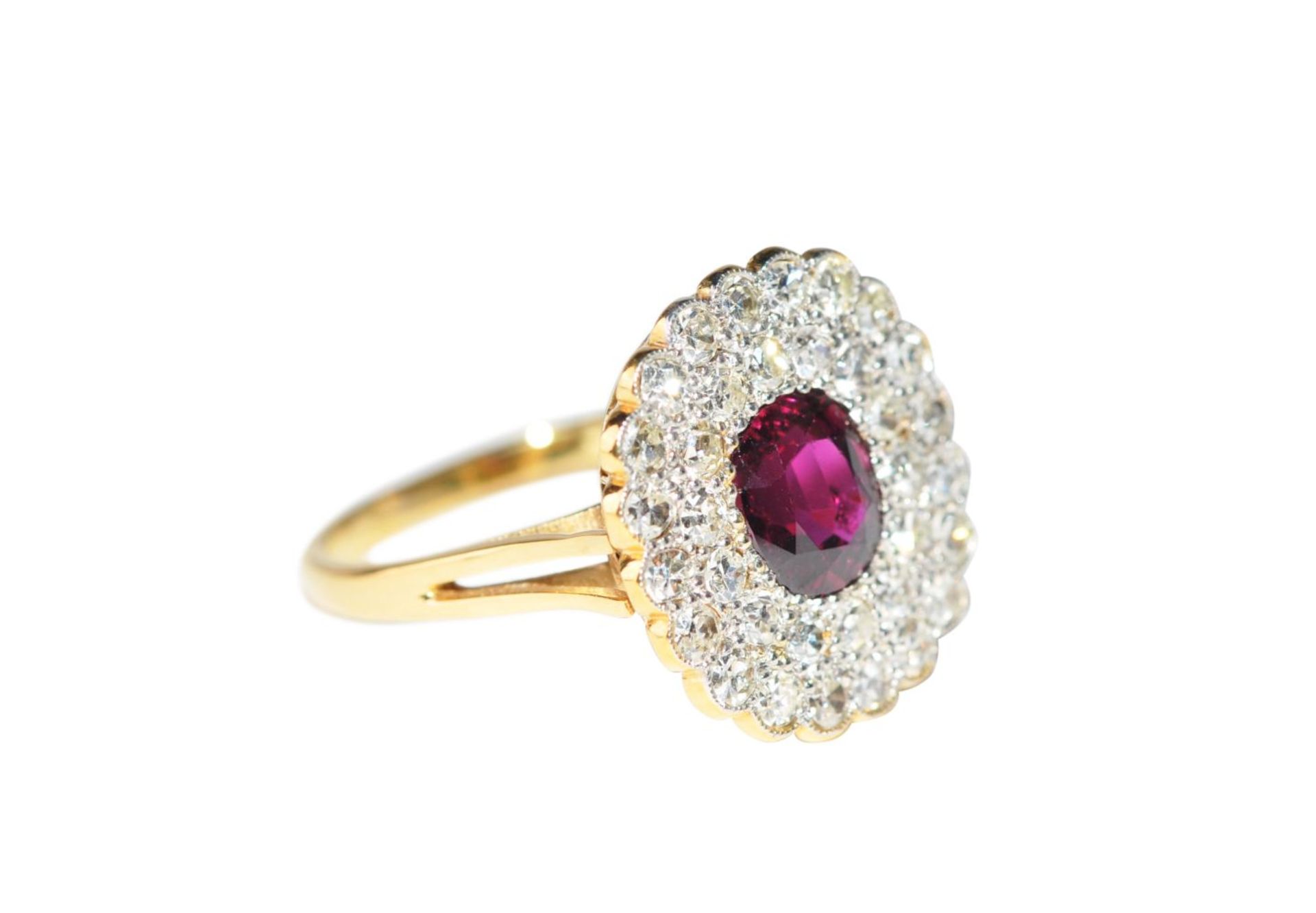 Brilliant ring with ruby ​​untreated14Kt gold ring with diamonds total carat weight approx. 0.