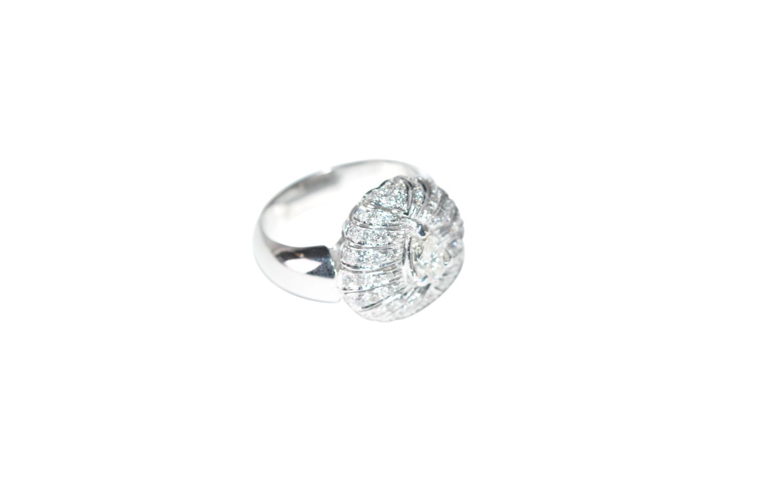 Diamond ring18Kt white gold ring with diamonds total carar weight approx. 0.69ct and a drop cut - Image 3 of 3