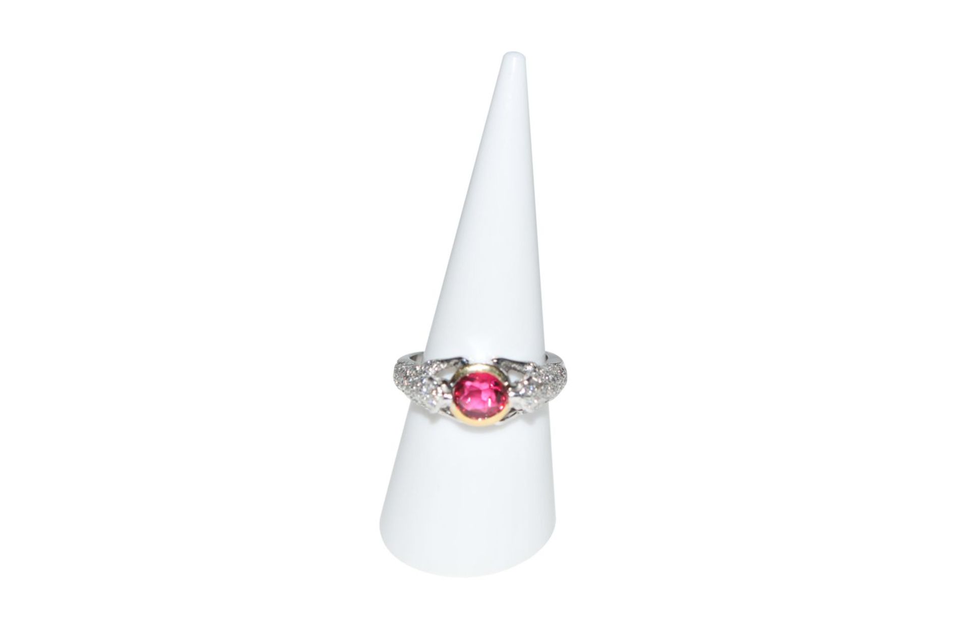 Brilliant ring with tourmaline18kt white gold ring with diamonds, approx. 0.39ct and a tourmaline,