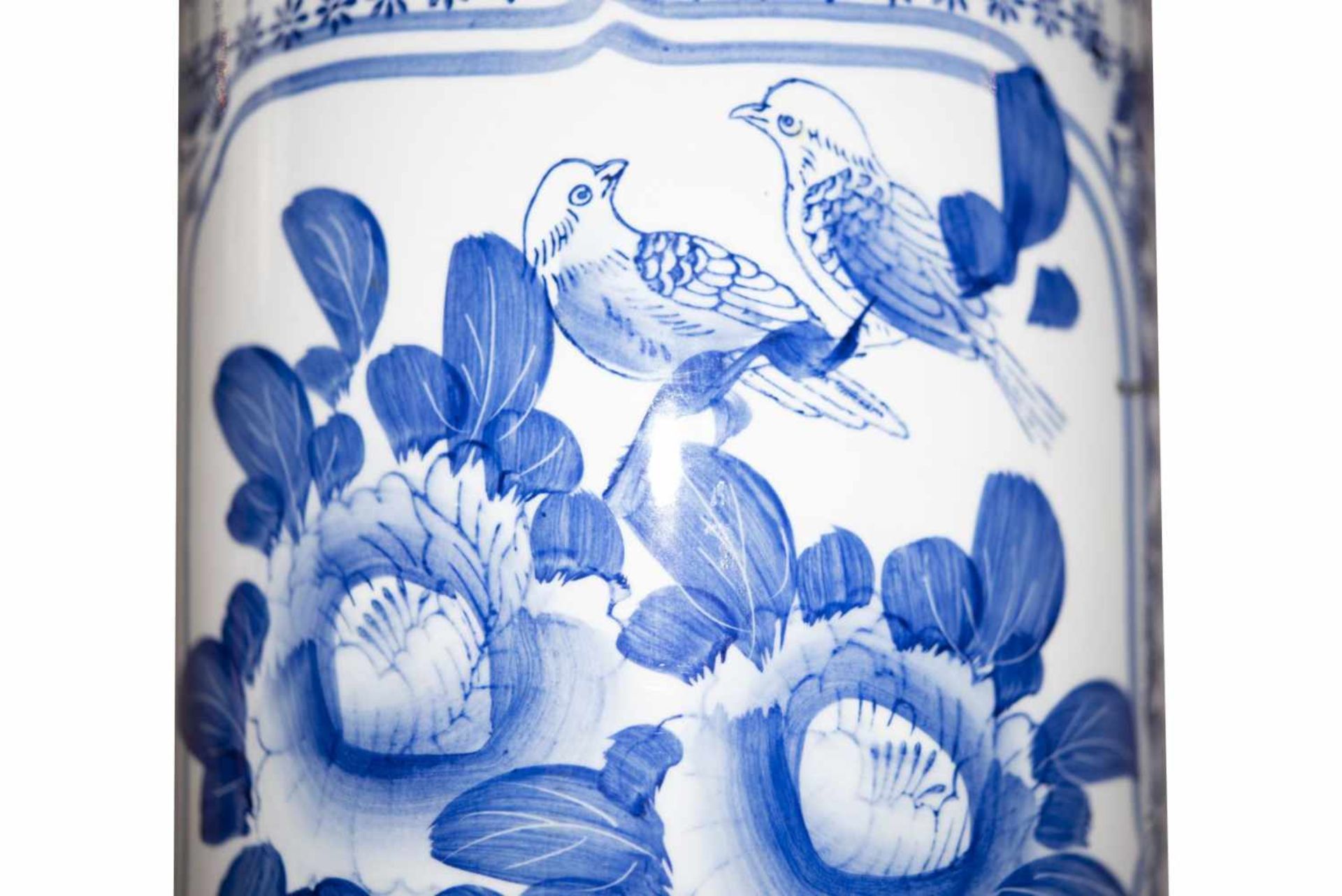 Blau-weisse VaseBlau- weiße Vase China, gerade Form, auf der einer Seite Wandung mit Vögeln und - Bild 3 aus 3