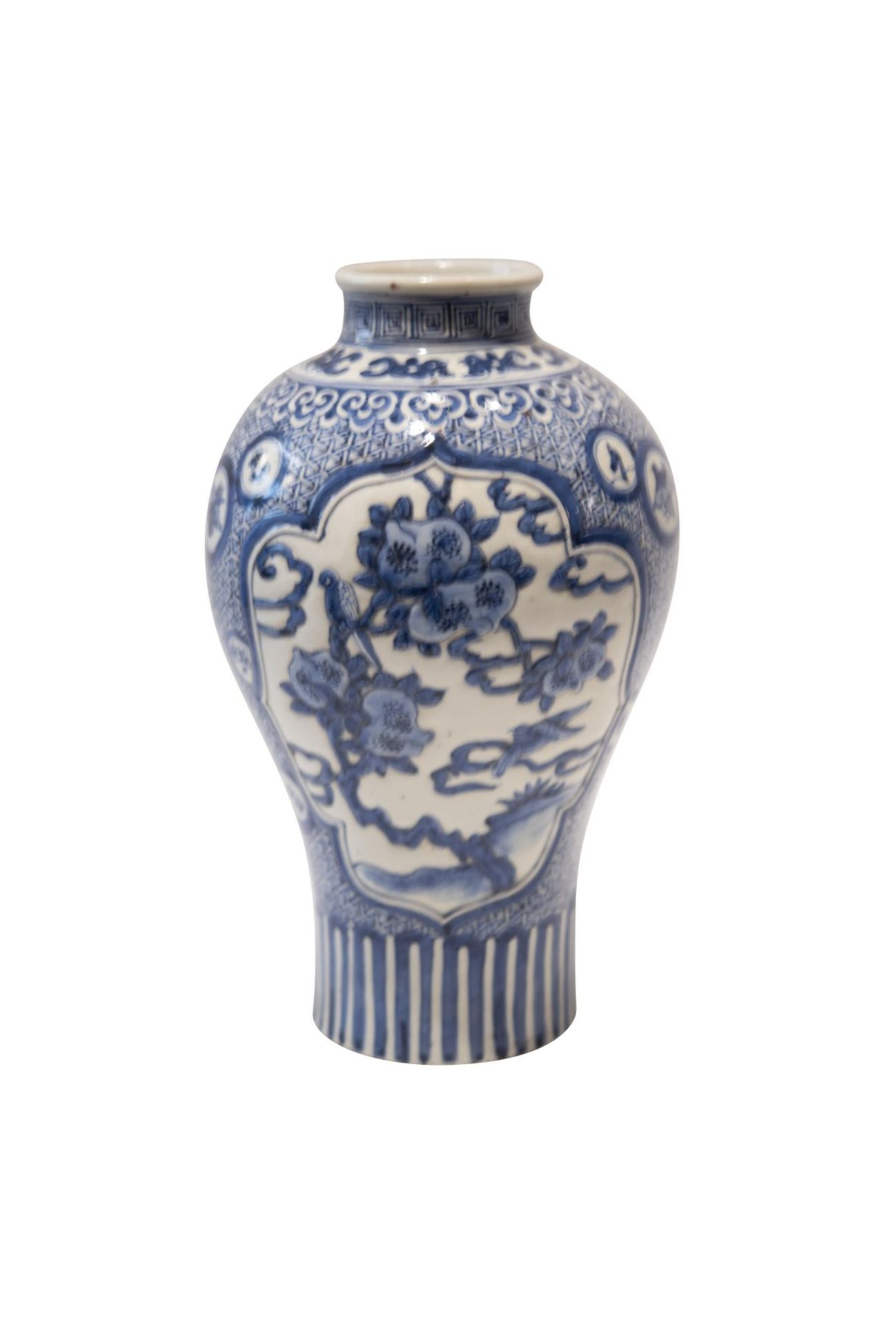 Blau-weisse VaseBlau-weise Vase, bauchige Form nach schmal auslaufend, reich bemalt mit Vögeln und