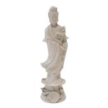 Blanc de Chine "Guanyin", PorzellanfigurPorzellan weiß glasiert. Auf einem runden Sockel mit