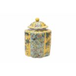 Ovale Dose mit Deckel Ovale schöne große chinesische Porzellan Dose mit Deckel. Mit gelben Farben