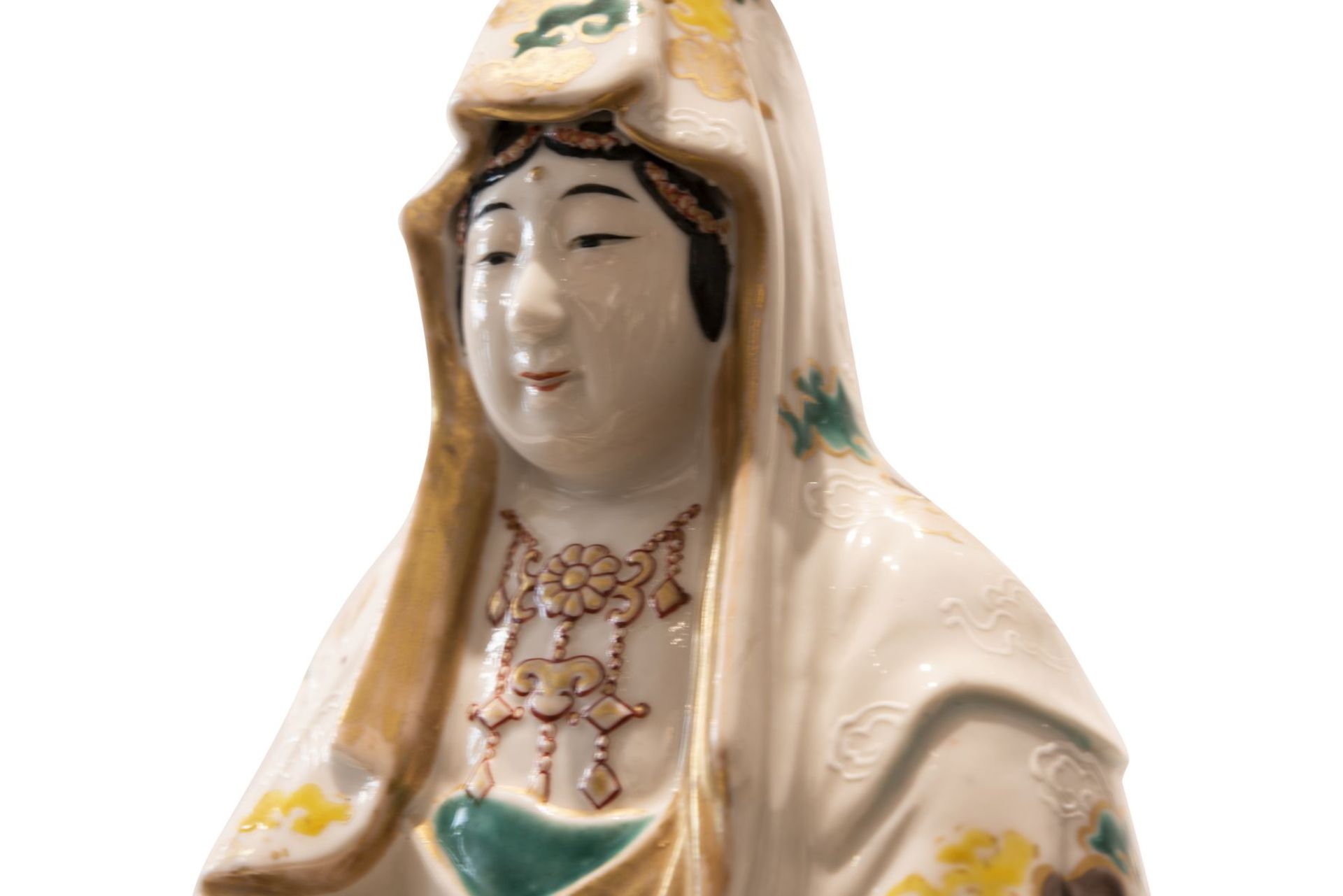 Sitzende weibliche Porzellanfigur Porzellan farbig staffiert, eine sitzende Guanyin auf einem gelben - Bild 6 aus 6