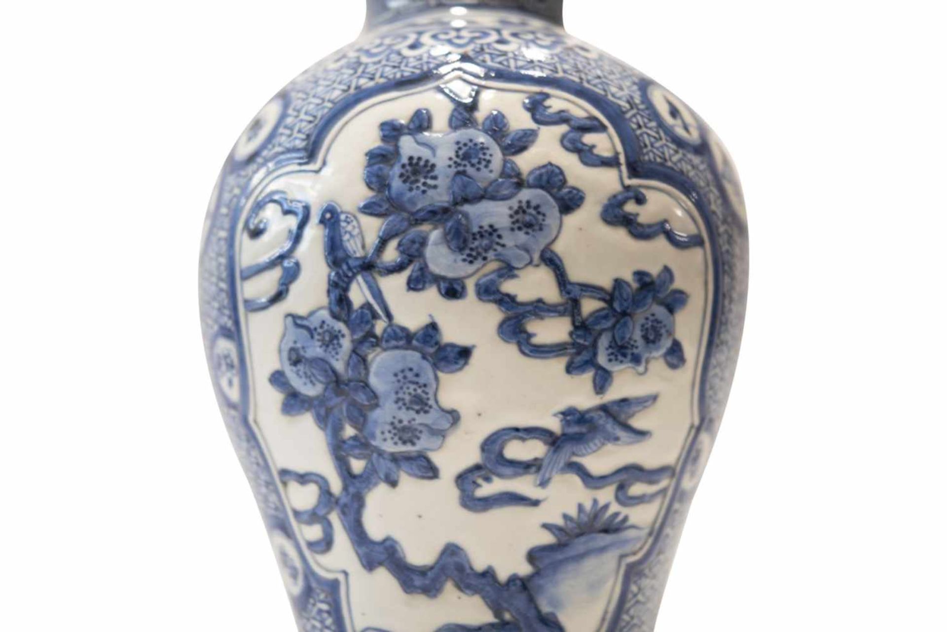 Blau-weisse VaseBlau-weise Vase, bauchige Form nach schmal auslaufend, reich bemalt mit Vögeln und - Image 3 of 3