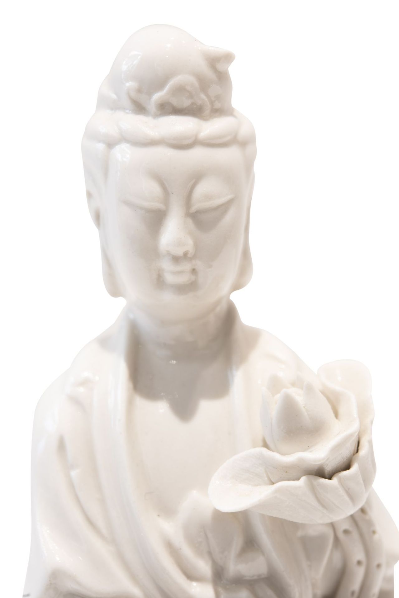 Blanc de Chine "Guanyin", PorzellanfigurPorzellan weiß glasiert. Auf einem runden Sockel mit - Bild 5 aus 5