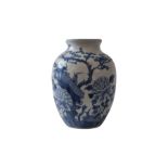 Blau-weiße VaseBlau-weiße Vase Baluster Form mit chinesischen Motiven, Provenienz: Aus dem