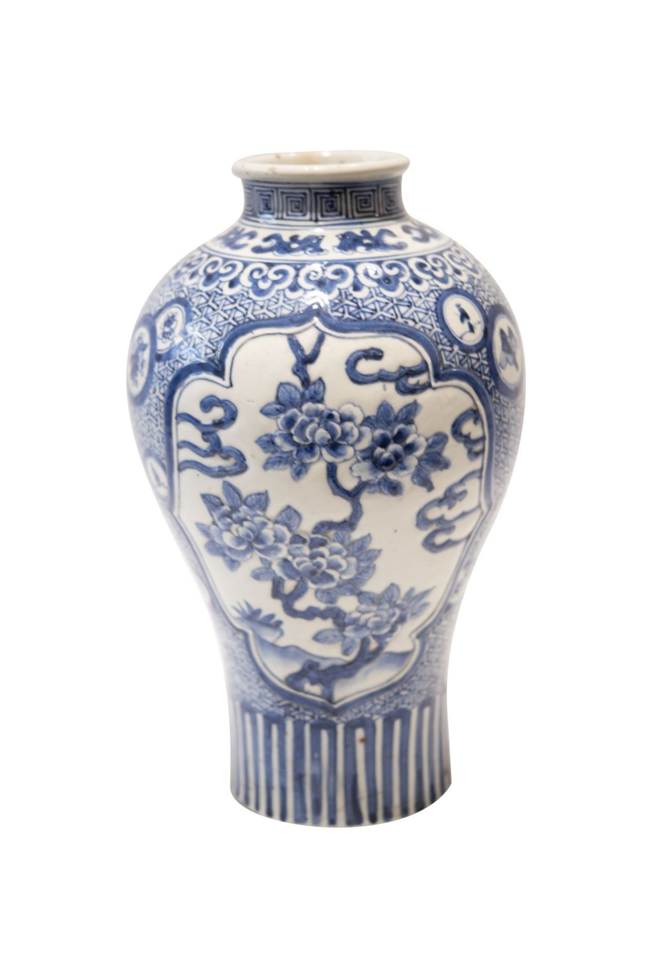 Blau-weisse VaseBlau-weise Vase, bauchige Form nach schmal auslaufend, reich bemalt mit Vögeln und - Image 2 of 3