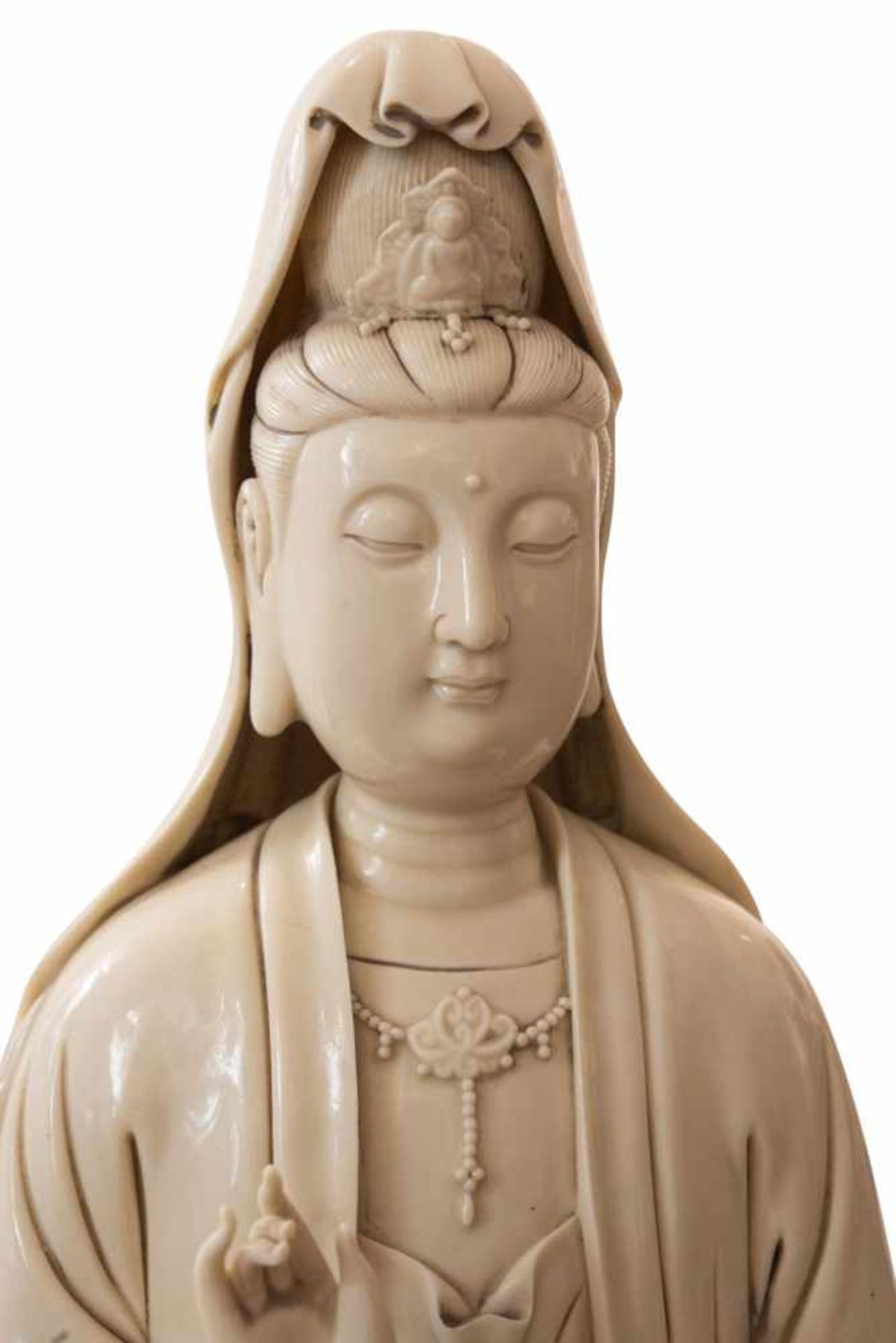 Blanc de Chine "Guanyin", PorzellanfigurPorzellan weiß glasiert. Auf einem runden Sockel mit - Bild 7 aus 9