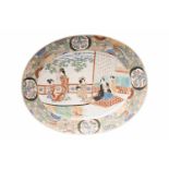 Japanischer Porzellan Teller Großer ovaler Japanischer Porzellan Teller. Im Spiegel ein Japaner