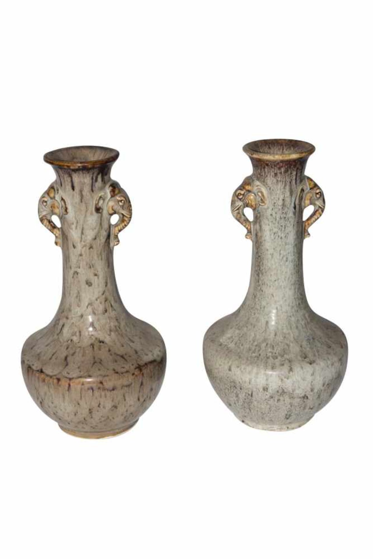 FayencenZwei bauchige Vasen mit Henkel an jeder Seite, glasiert mit schöner Maserung. Provenienz: - Bild 2 aus 4