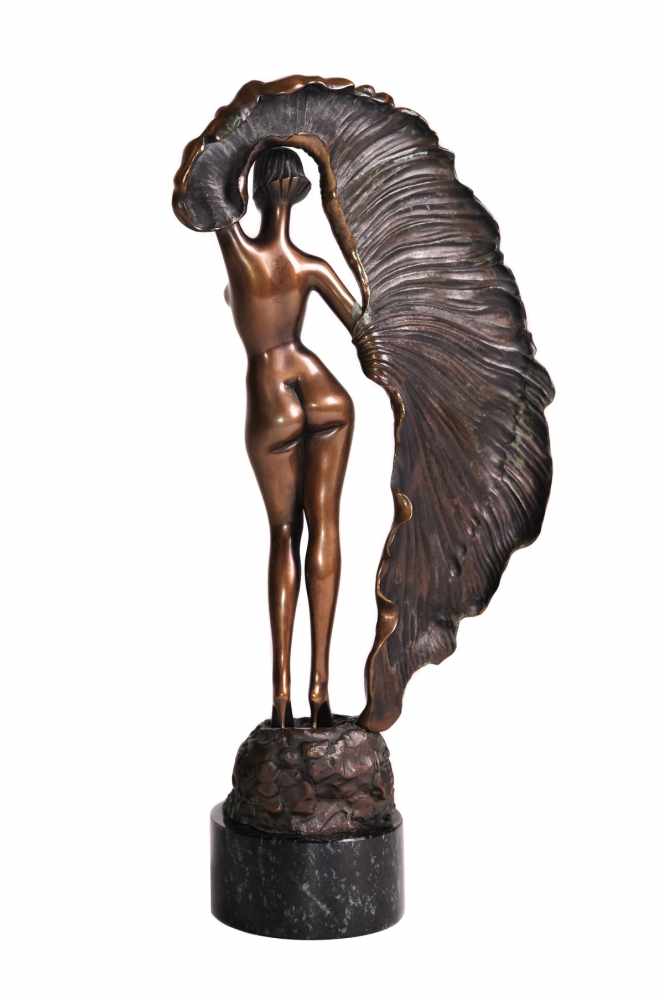 Ernst Fuchs, BronzefigurBronzefigur einer nackten Schönheit, auf Marmorsockel, vollplastisch, sehr - Image 2 of 2