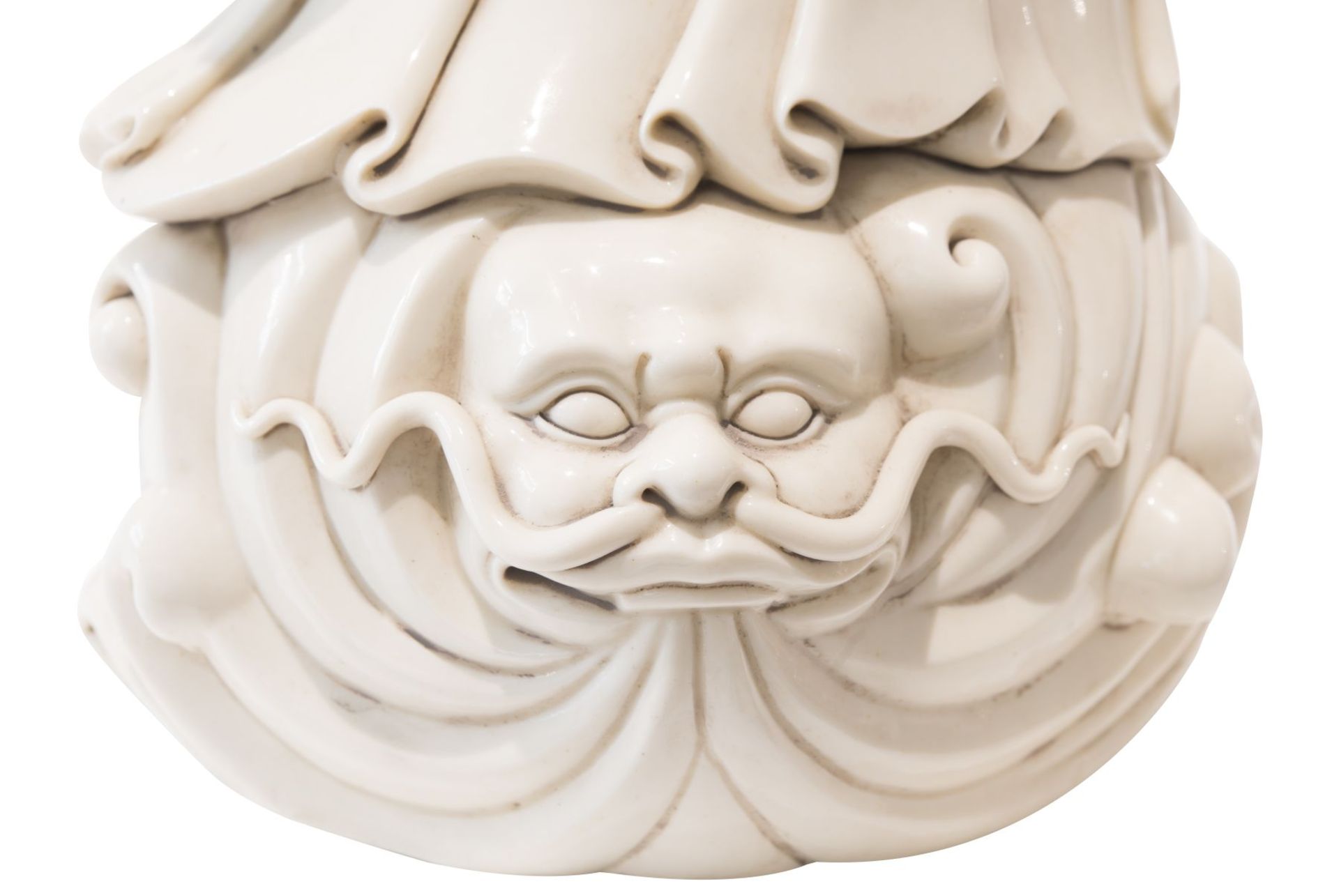 Blanc de Chine "Guanyin", PorzellanfigurPorzellan weiß glasiert. Auf einem runden Sockel mit - Image 8 of 9