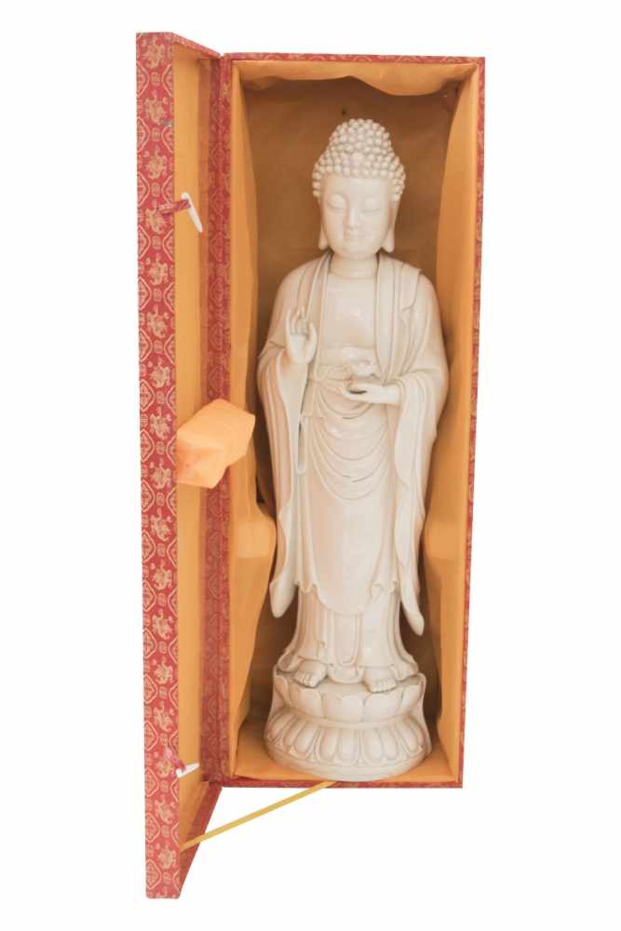 Blanc de Chine "Guanyin", PorzellanfigurPorzellan weiß glasiert. Auf einem runden Sockel mit - Image 10 of 10