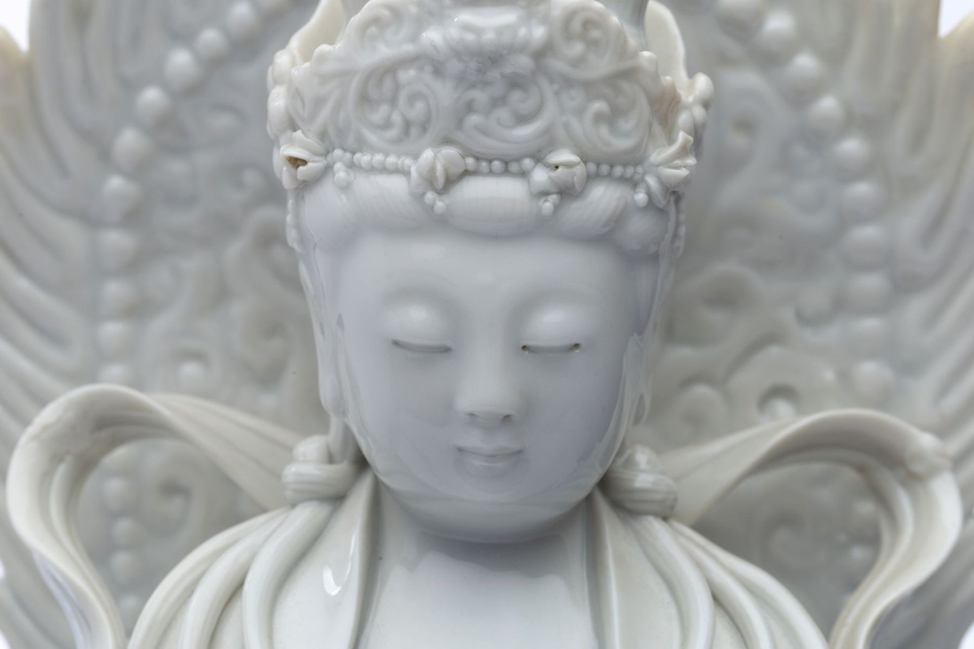 Blanc de Chine" Göttin Guanyin" Figur aus Dehua PorzellanBlanc de Chine Porzellan "Thronende - Image 2 of 4