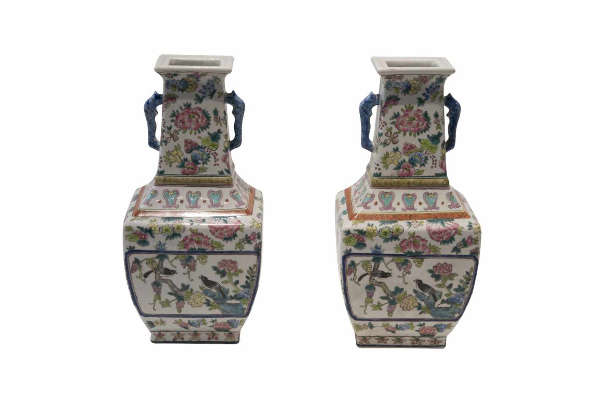 2 Famille rose Vasen mit HenkelnPorzellan, Famille Rose Vasen unten viereckige Form nach oben schmal - Bild 2 aus 5