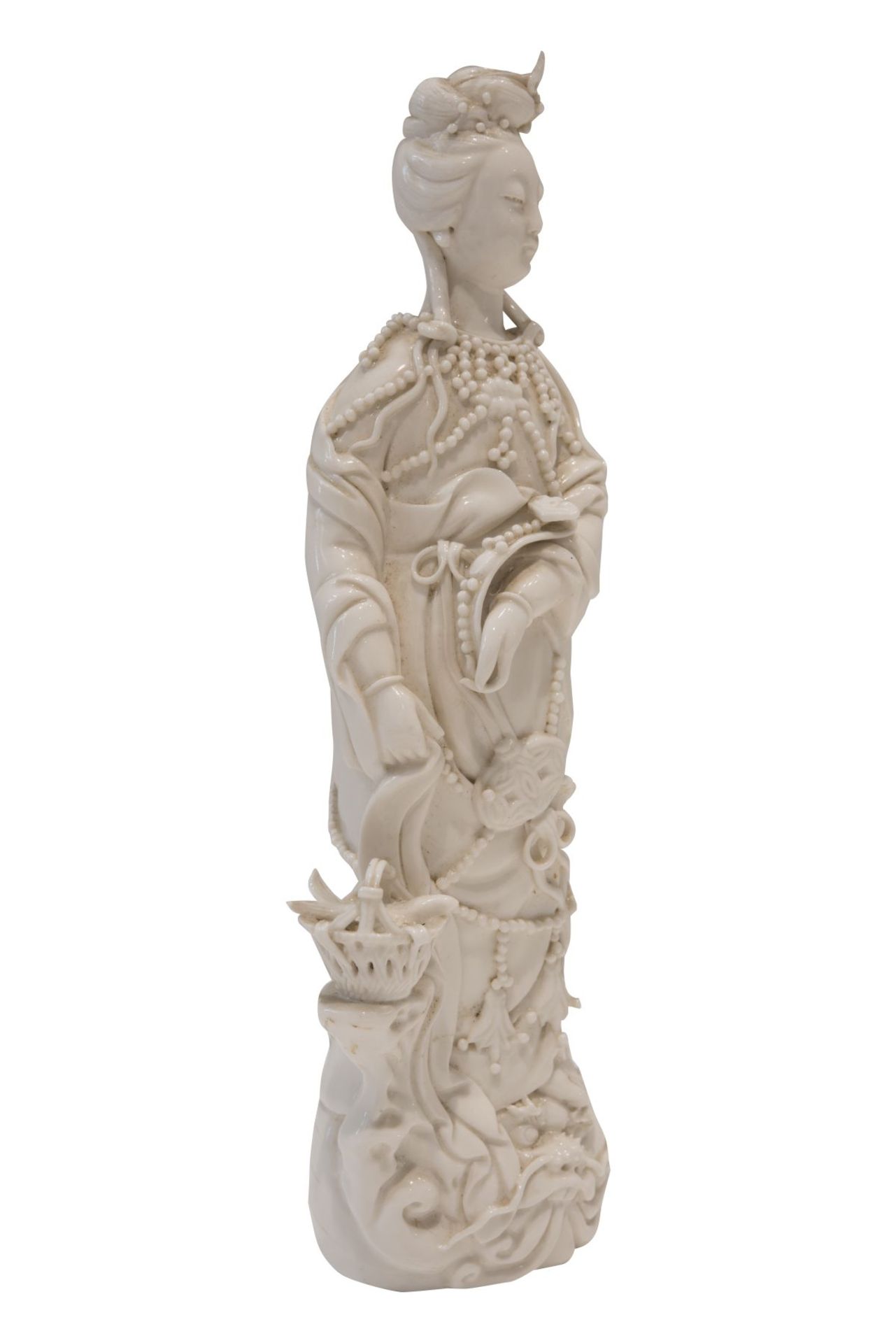 Blanc de Chine PorzellanfigurPorzellan, weiß glasiert. Eine auf einem Sockel stehende Guanyin im - Bild 5 aus 6