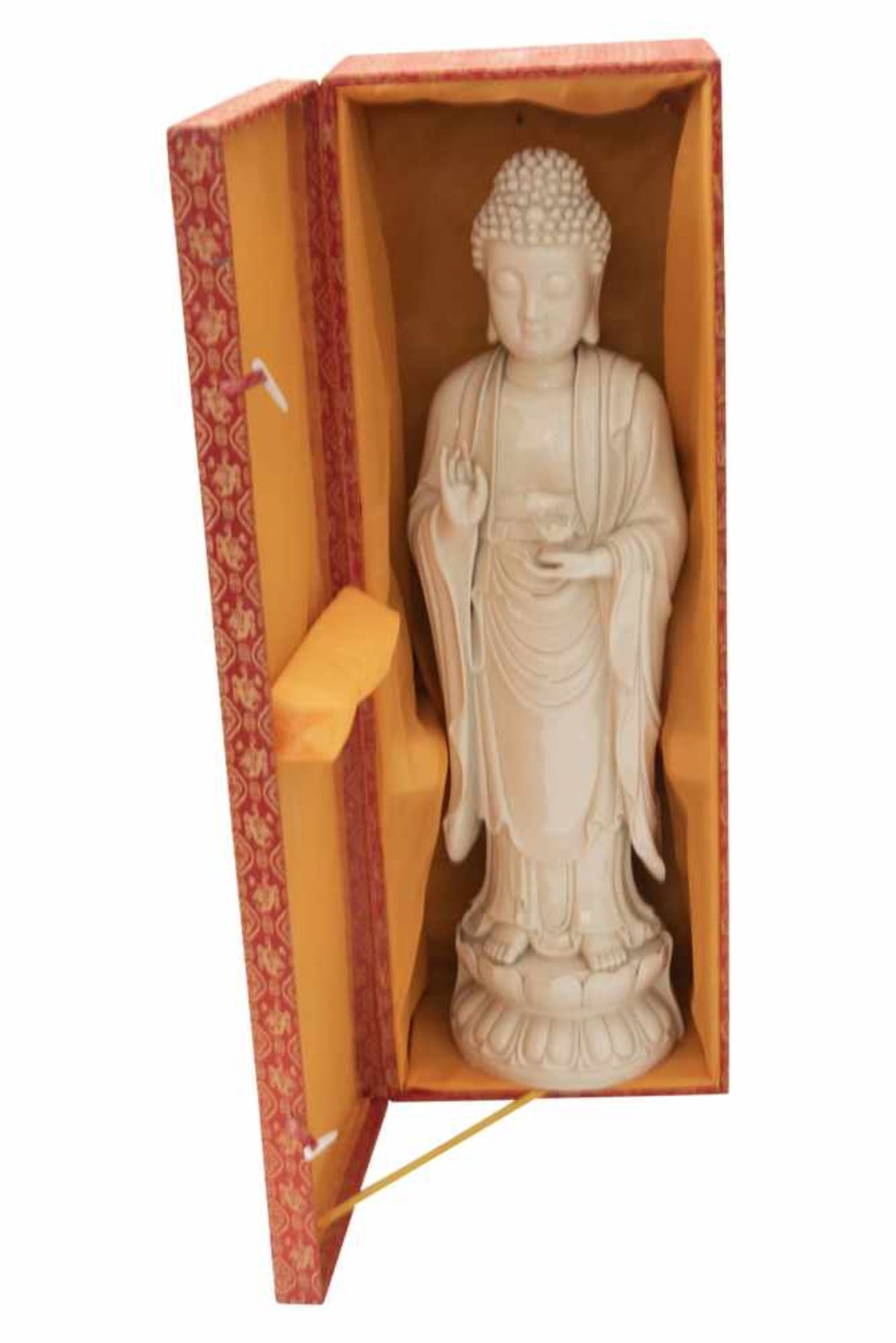 Blanc de Chine "Guanyin", PorzellanfigurPorzellan weiß glasiert. Auf einem runden Sockel mit - Image 9 of 10