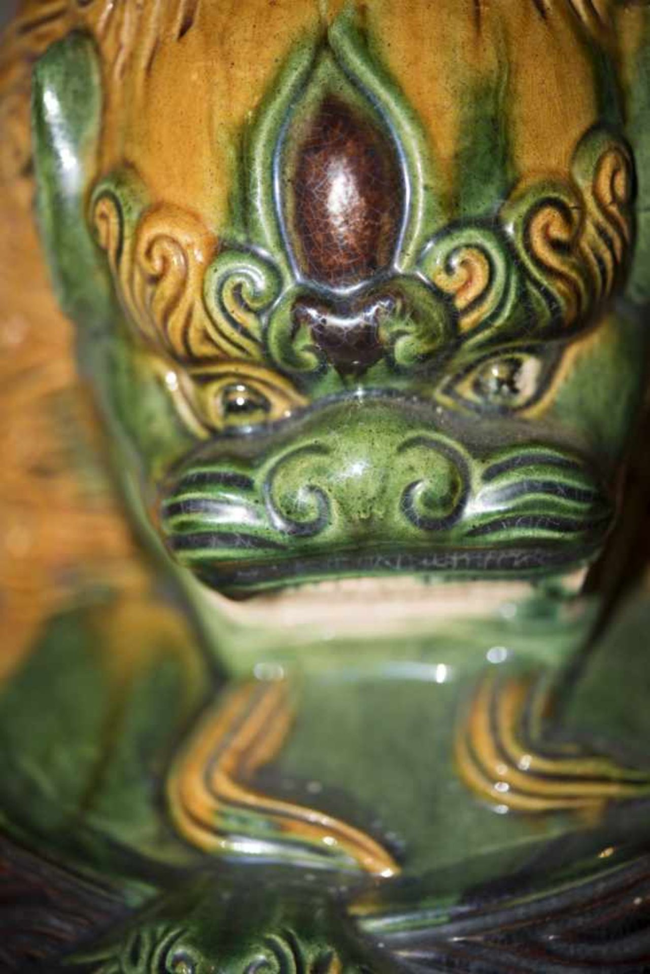 Wächterlöwen (Fo-Löwe) auf Sockel2 Wächterlöwen aus Keramik - Porzellan farbig staffiert. - Image 8 of 8