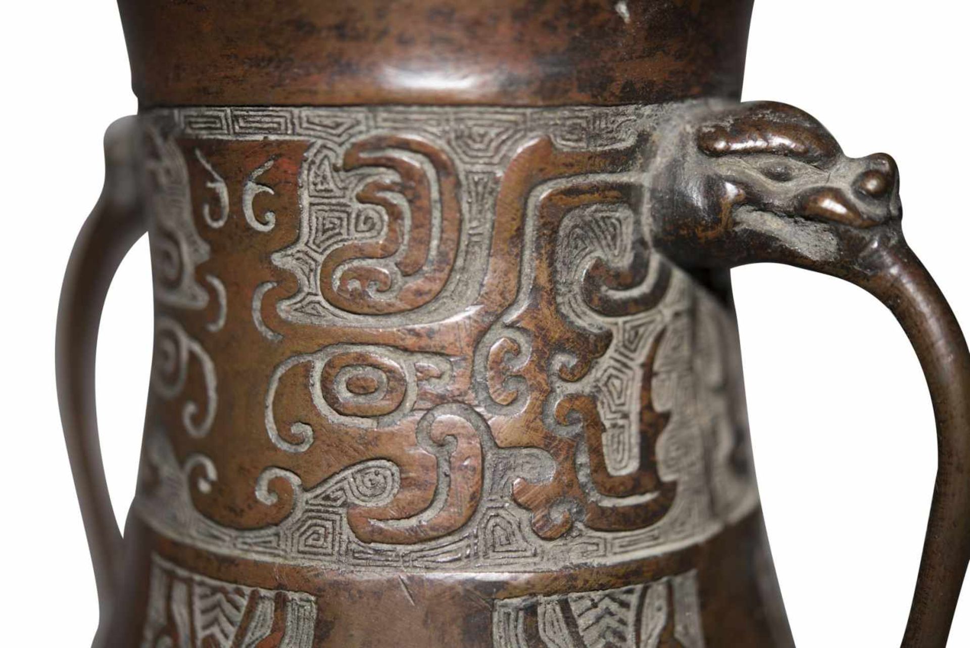 Bronze Vase mit 2 HenkelnBronze Vase mit 2 Henkeln. Gravuren auf der Wandung. Provenienz: Aus dem - Bild 2 aus 3