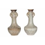 FayencenZwei bauchige Vasen mit Henkel an jeder Seite, glasiert mit schöner Maserung. Provenienz: