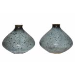 FayencenZwei kleine bauchige Vasen, blauglasiertes Steinzeug mit schöner Maserung. Provenienz: Aus