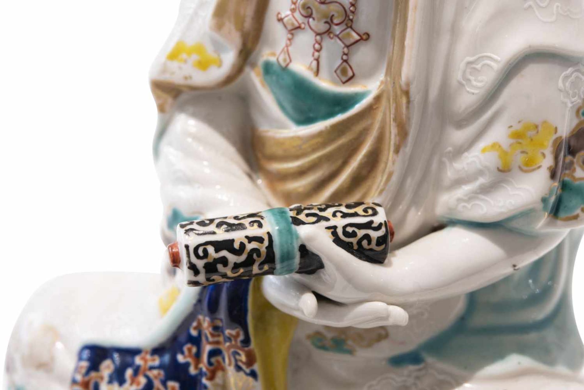 Sitzende weibliche Porzellanfigur Porzellan farbig staffiert, eine sitzende Guanyin auf einem gelben - Bild 5 aus 6