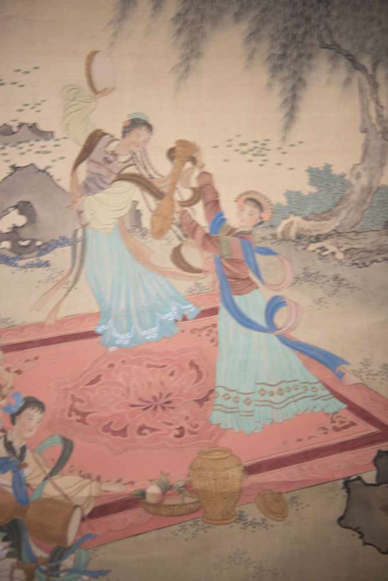Japanische Hängerolle Tusche und Farben auf Seide. Diese Hängerolle zeigt Frauen bei einem Picknick. - Bild 2 aus 3