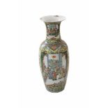 Große Chinensische Vase Qing Dynastie 19. JhPorzellan, große Baluster förmige Vase mit verschlanktem