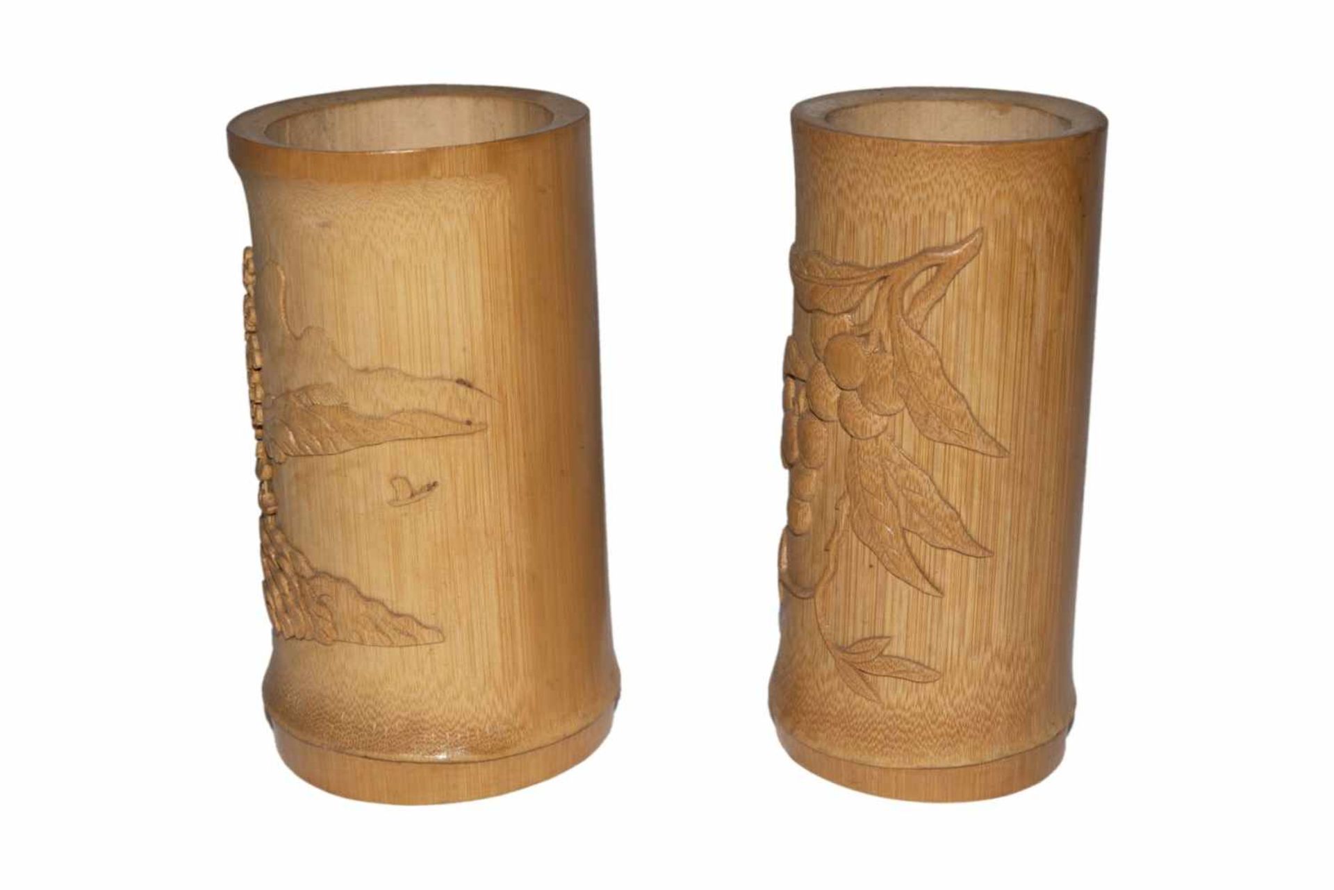 Pinselbecher aus BambusZwei Pinselbecher aus Bambus mit Reliefschnitzerei. Ein Becher zeigt - Bild 2 aus 3