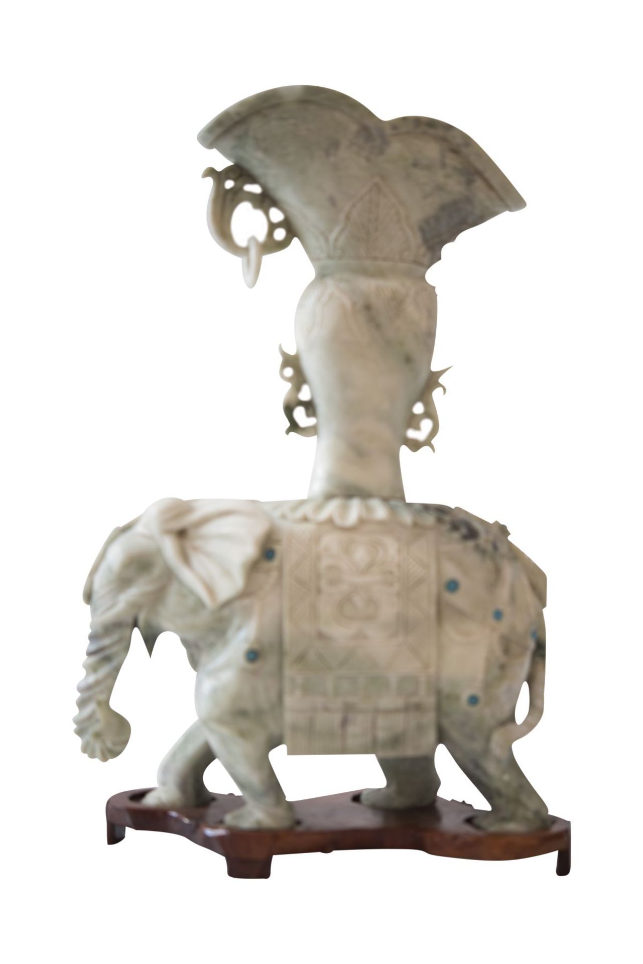 Großer Jade Elefant auf HolzsockelVollplastischer Jade Elefant mit trichterförmigen Aufsatz, reich