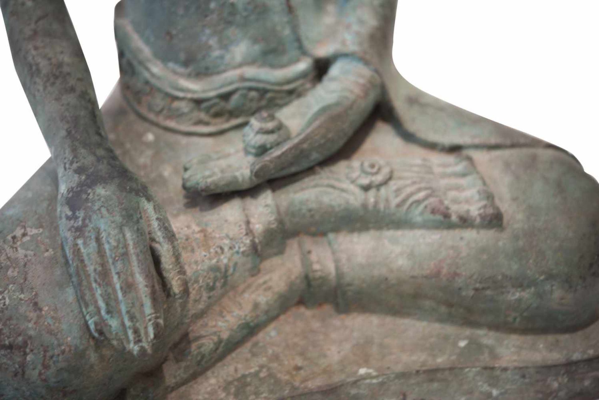 Bronze Buddha Bronze, grüne Patina, im Meditationssitz, die rechte Hand in der Geste der - Bild 8 aus 8