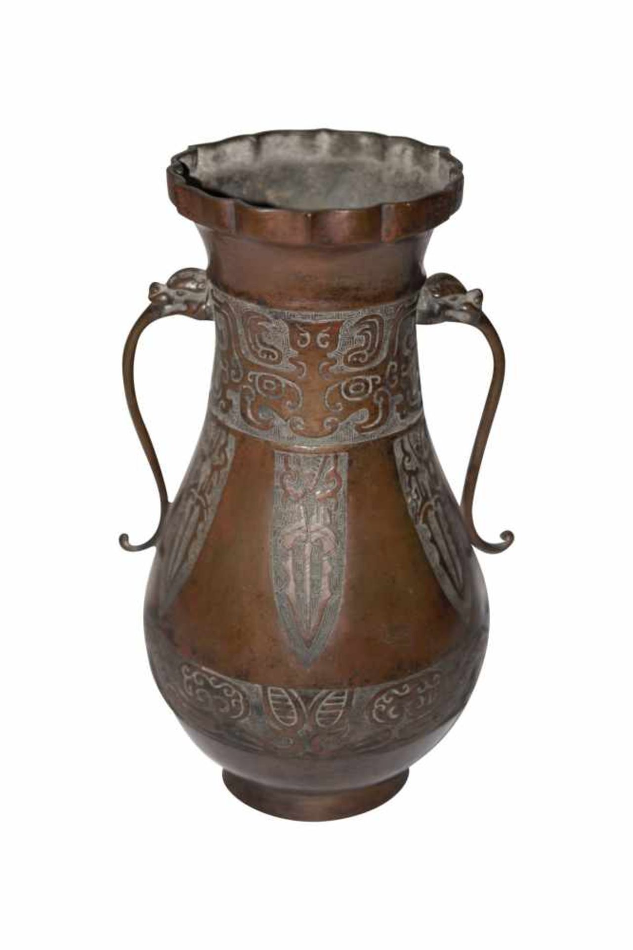 Bronze Vase mit 2 HenkelnBronze Vase mit 2 Henkeln. Gravuren auf der Wandung. Provenienz: Aus dem