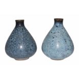 FayencenZwei kleine bauchige Vasen, blauglasiertes Steinzeug mit schöner Maserung. Provenienz: Aus