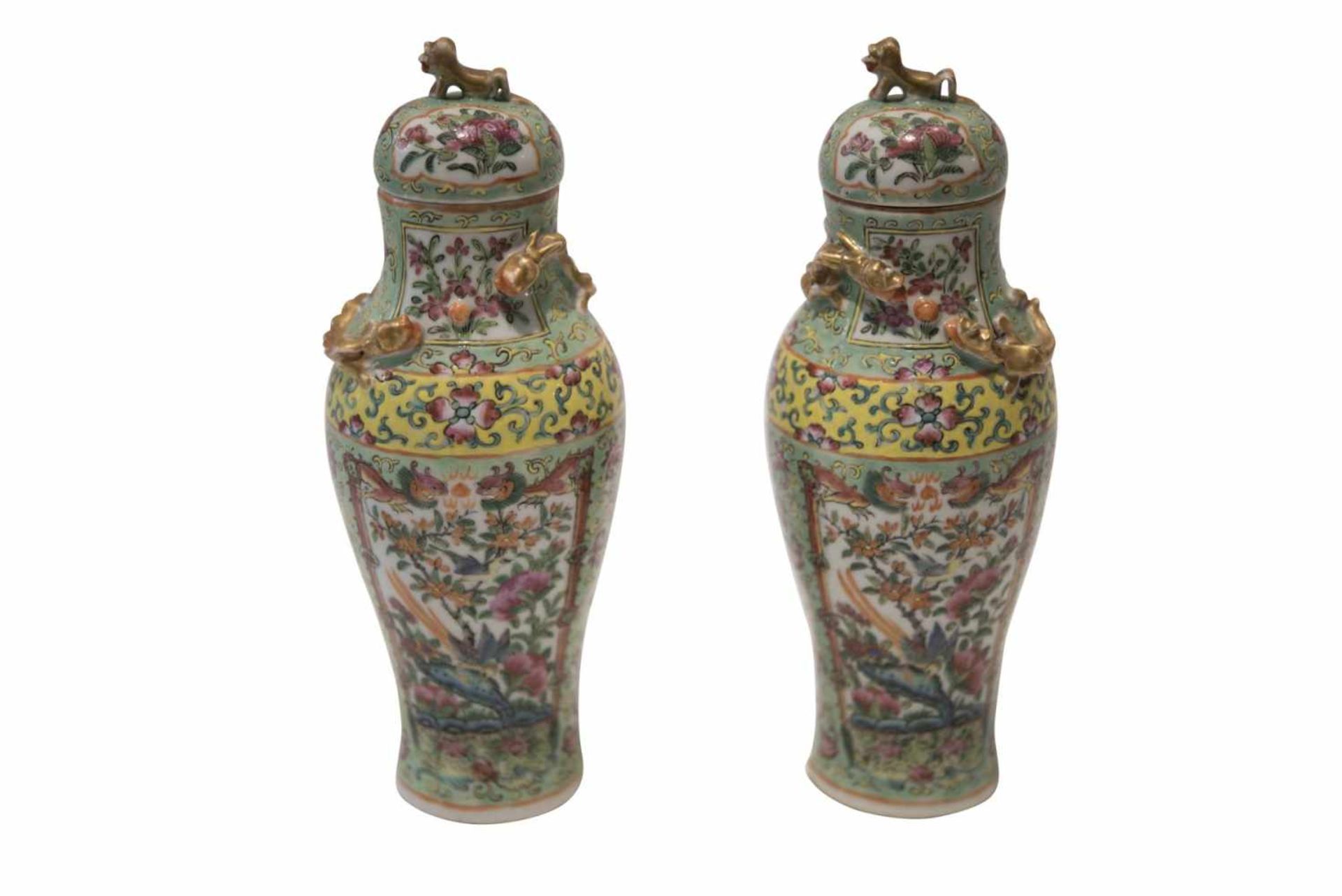 2 Vasen mit DeckelBalustervase Porzellan. Aufgewölbter Deckel, Knauf in Form eines sitzenden