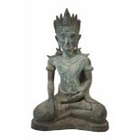 Bronze Buddha Bronze, grüne Patina, im Meditationssitz, die rechte Hand in der Geste der