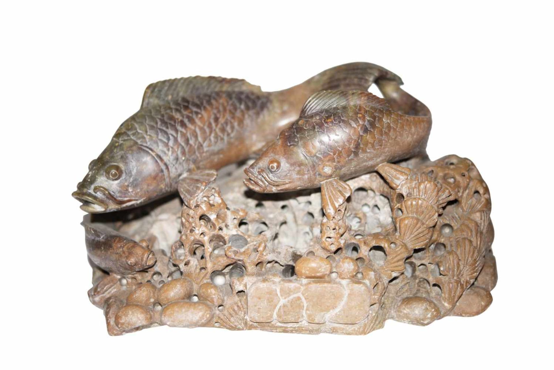 2 Fische 2 Fische auf Schwamm ähnlichen Sockel, Speckstein, naturalistisch ausgeformt. Provenienz: