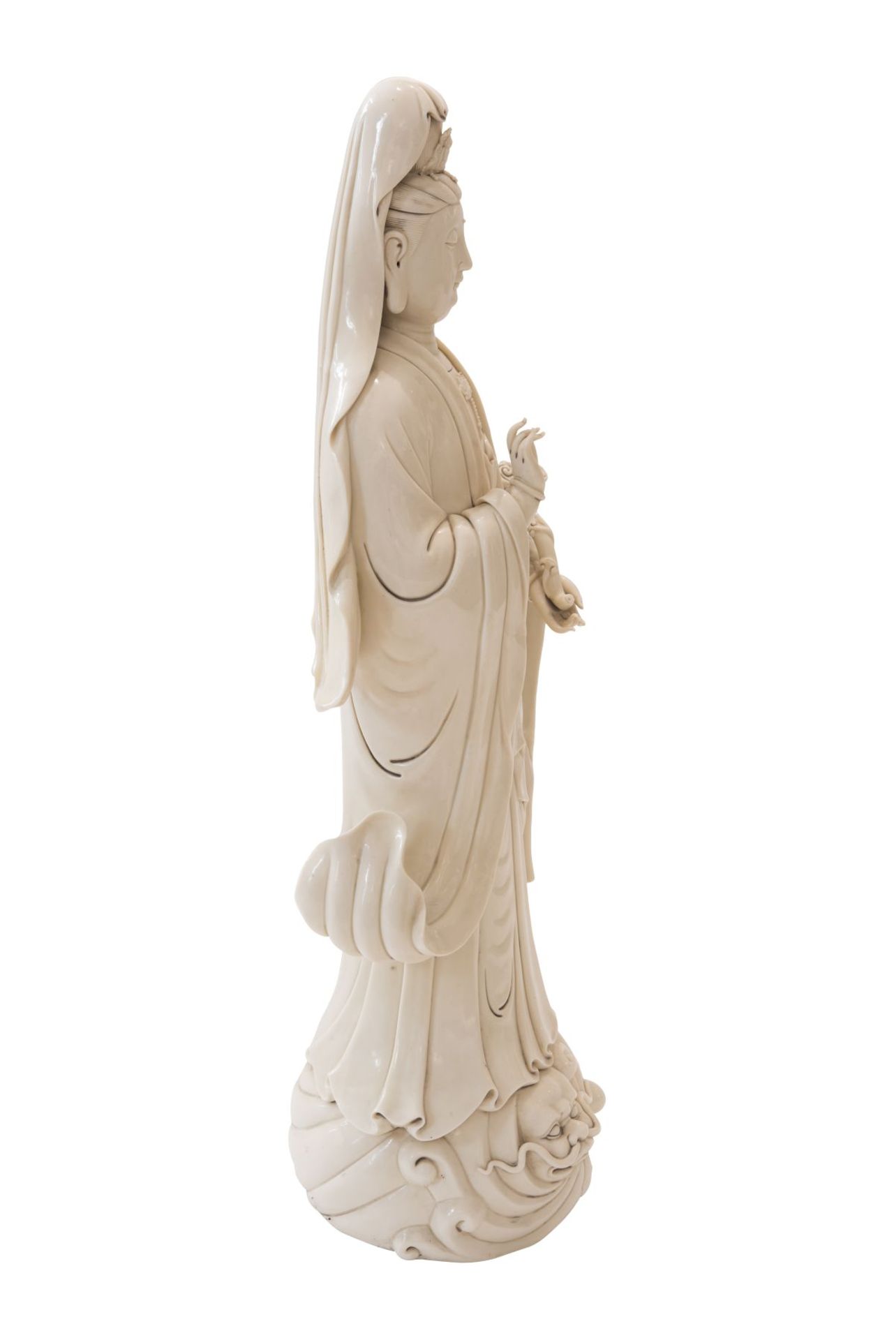 Blanc de Chine "Guanyin", PorzellanfigurPorzellan weiß glasiert. Auf einem runden Sockel mit - Image 2 of 9