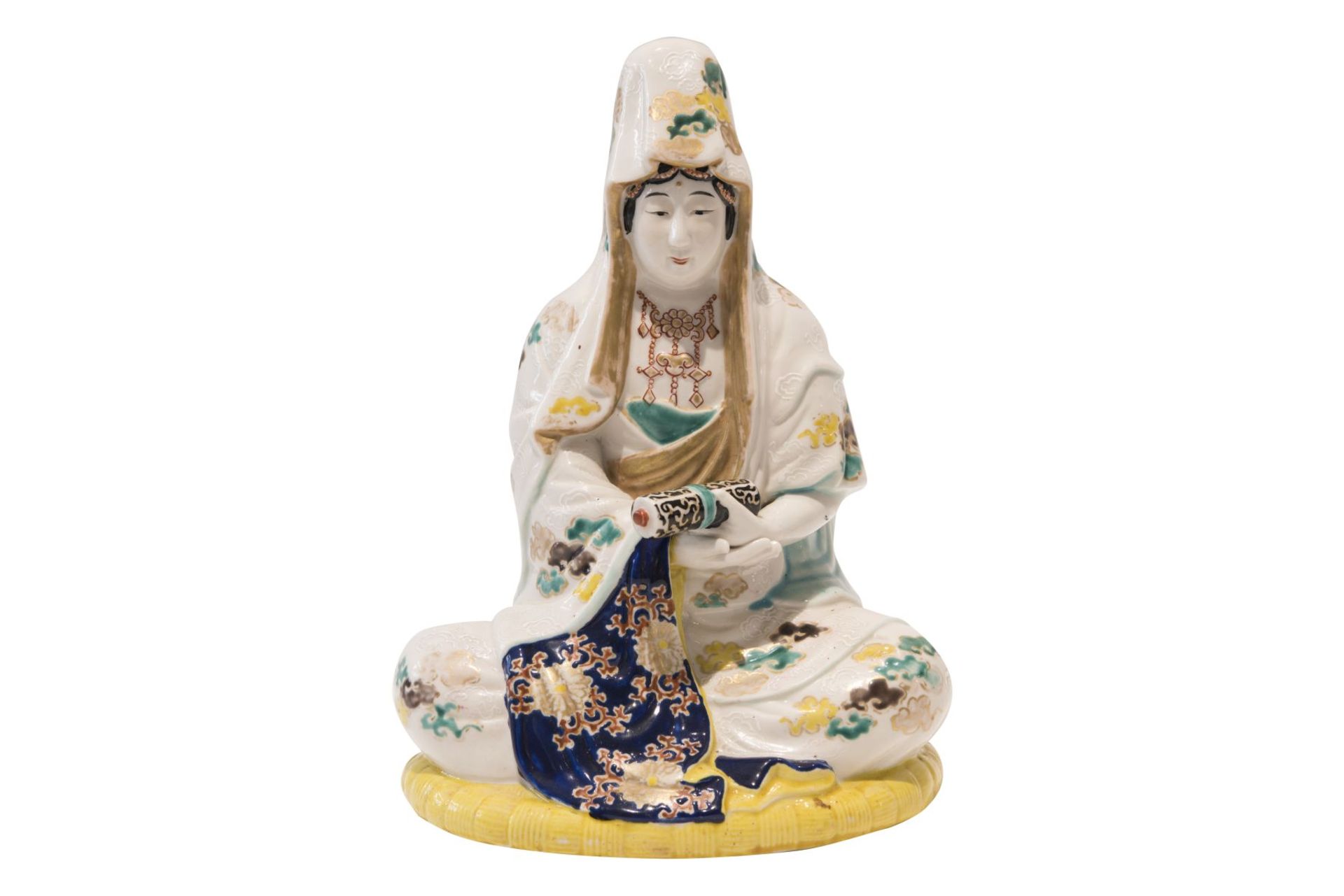 Sitzende weibliche Porzellanfigur Porzellan farbig staffiert, eine sitzende Guanyin auf einem gelben