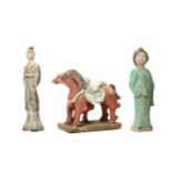 Drei chinesische Terrakotta-Figuren im Tang-Stil aus der späten Qing-DynastieTerrakotta mit kalter