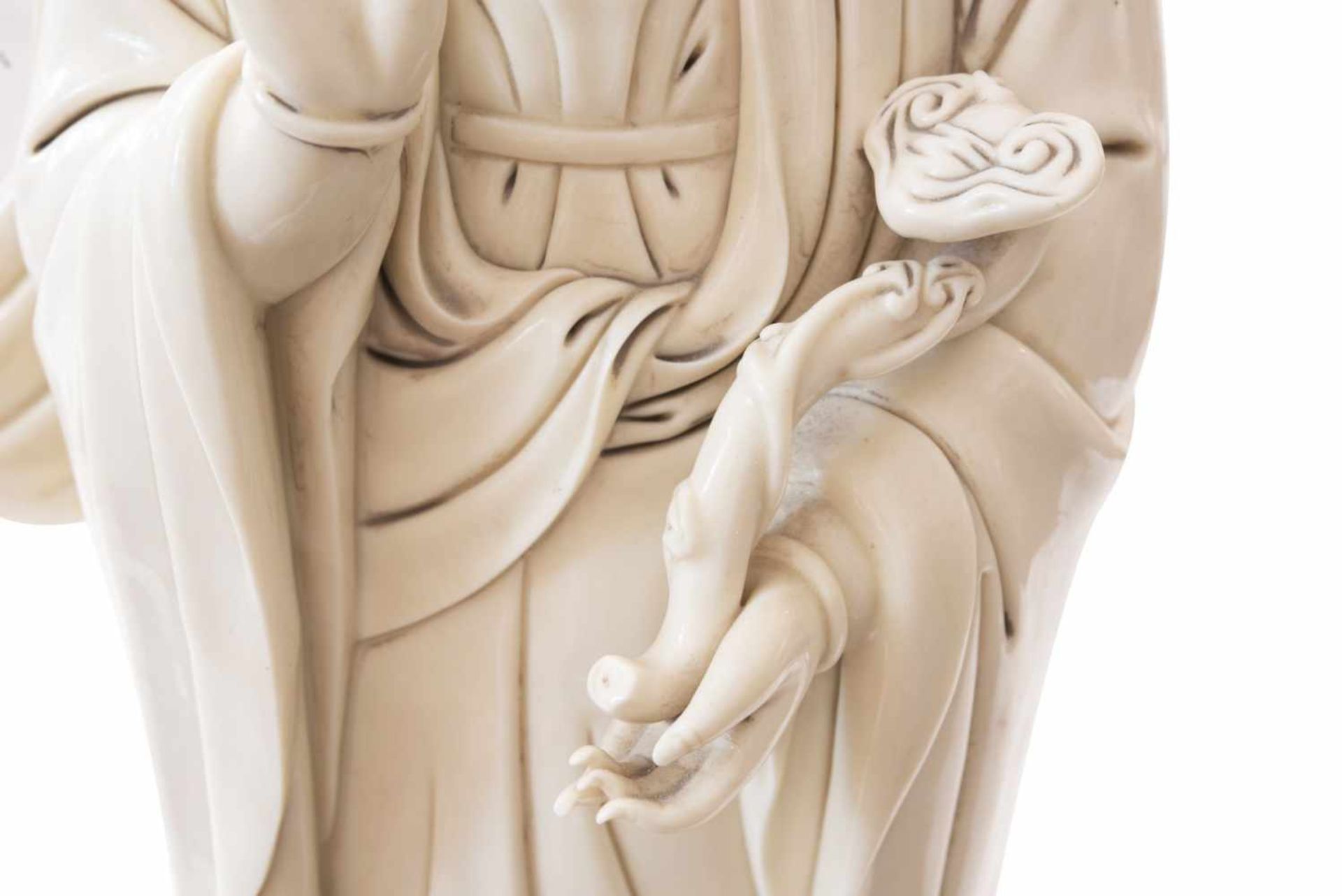 Blanc de Chine "Guanyin", PorzellanfigurPorzellan weiß glasiert. Auf einem runden Sockel mit - Bild 6 aus 9