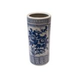 Blau-weisse VaseBlau- weiße Vase China, gerade Form, auf der einer Seite Wandung mit Vögeln und