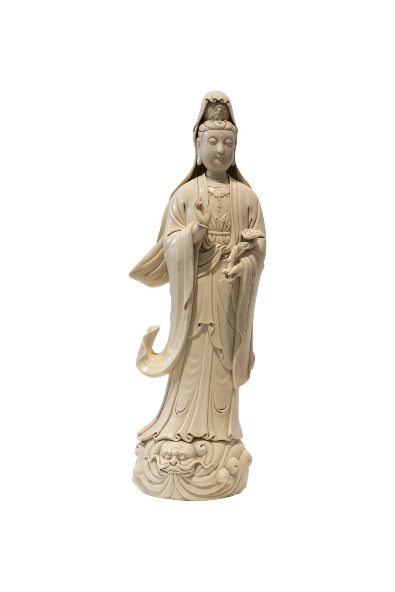 Blanc de Chine "Guanyin", PorzellanfigurPorzellan weiß glasiert. Auf einem runden Sockel mit