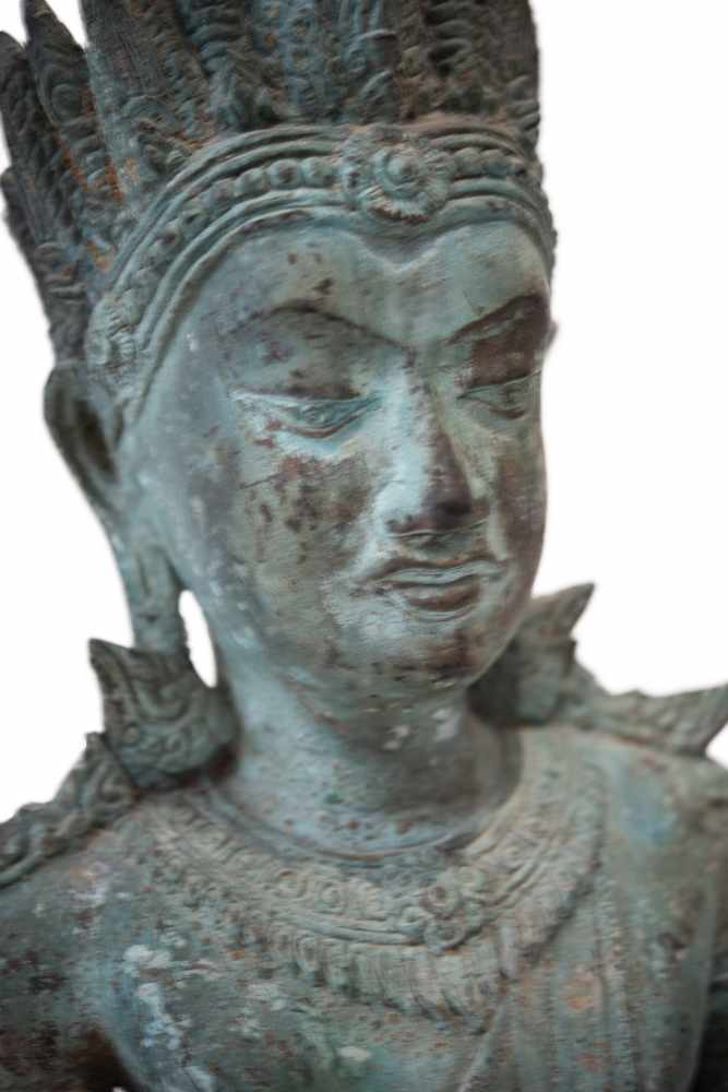 Bronze Buddha Bronze, grüne Patina, im Meditationssitz, die rechte Hand in der Geste der - Image 7 of 8