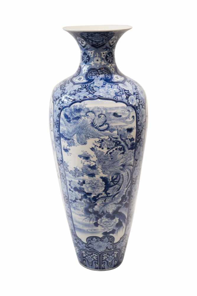Chinesische Palastvase von imposanter Höhe - 124 cm Palastvase um 1870. Porzellan, blau weiß