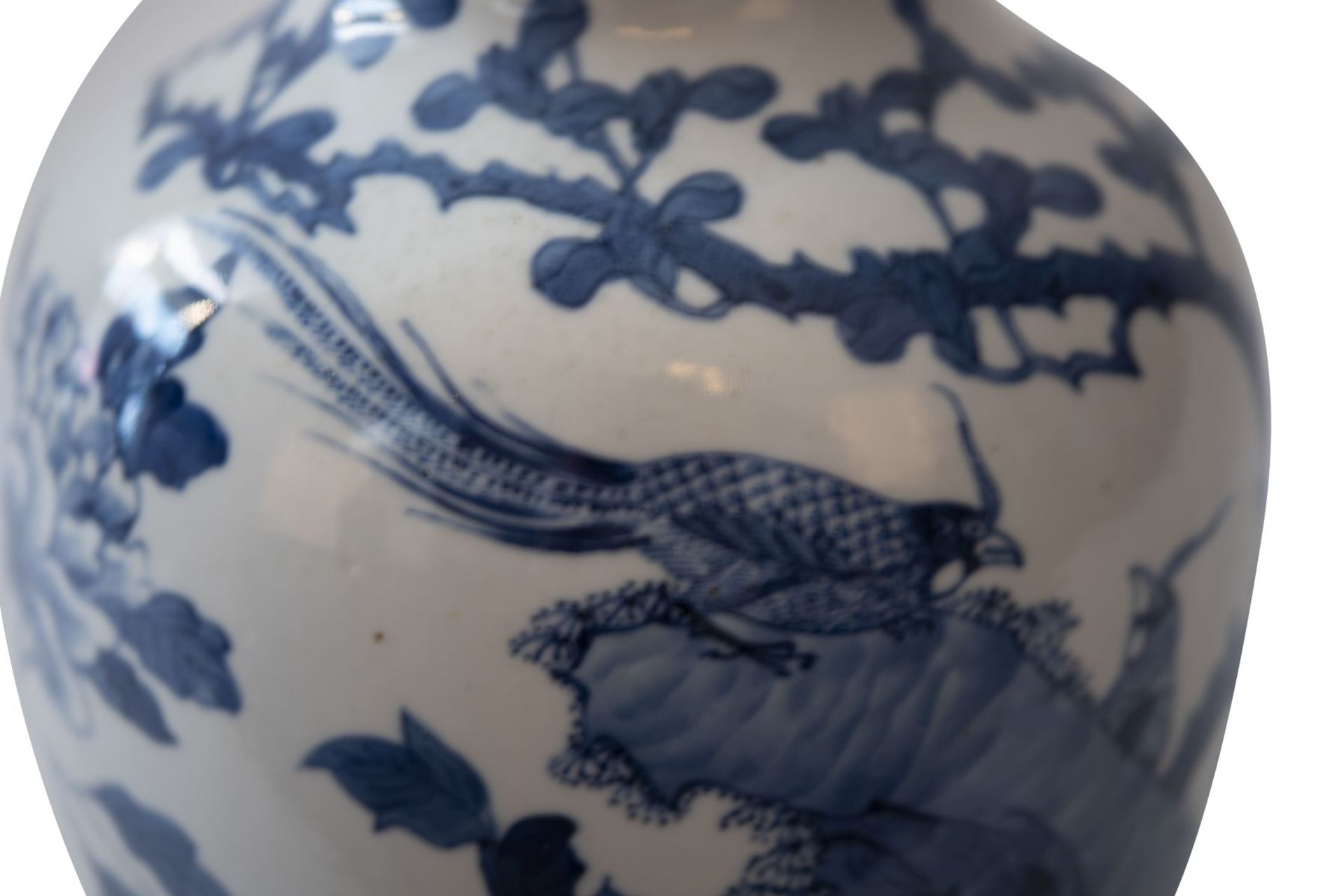 Blau-weiße VaseBlau-weiße Vase Baluster Form mit chinesischen Motiven, Provenienz: Aus dem - Image 6 of 7