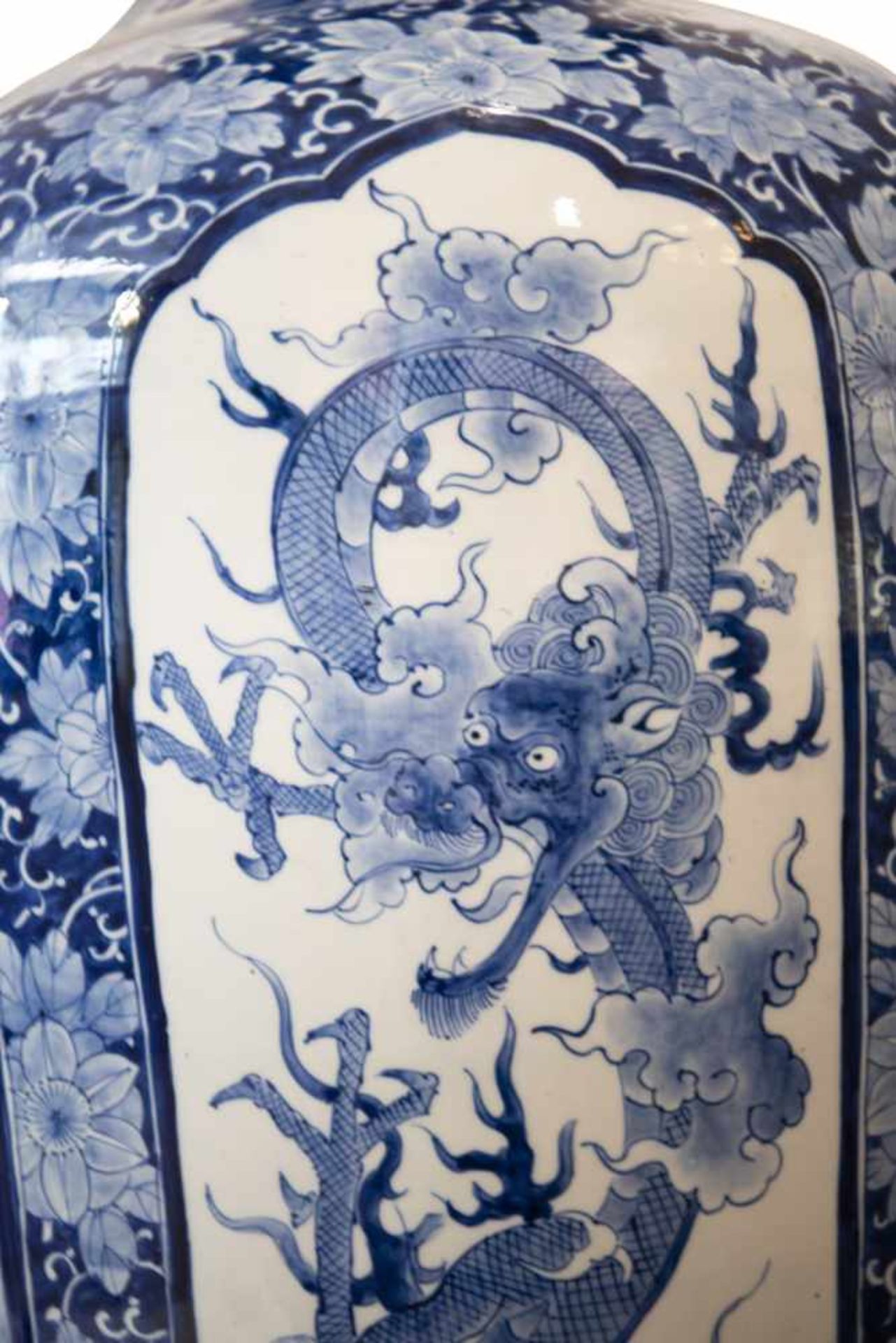 Chinesische Palastvase von imposanter Höhe - 124 cm Palastvase um 1870. Porzellan, blau weiß - Bild 3 aus 7